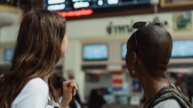 Frauen am Flughafen 