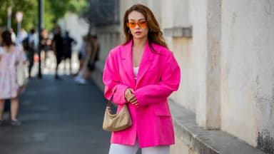 Frau mit pinkem Blazer