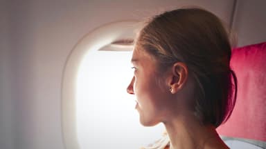Frau im Flugzeug 