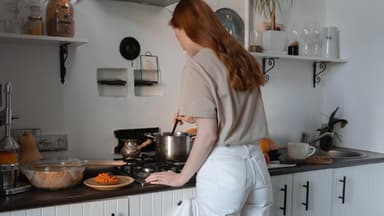 Frau kocht.