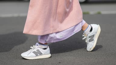 Sneaker und Kleid im Streetstyle