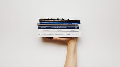 Bücher in der Hand