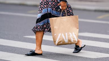 Frau trägt Zara Shoppingtüte