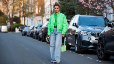 Wide-Leg-Jeans mit Bomberjacke