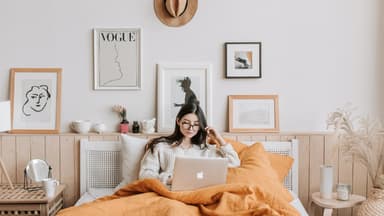 Frau liegt im Bett 