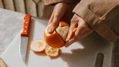 Frau schält Orange