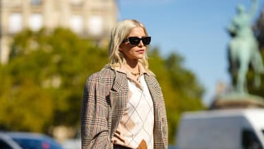Caro Daur trägt Argyle-Pullover 