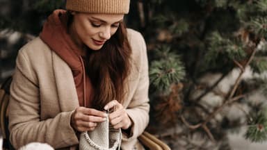 Frau strickt.