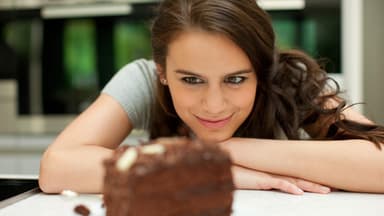Frau will Kuchen essen