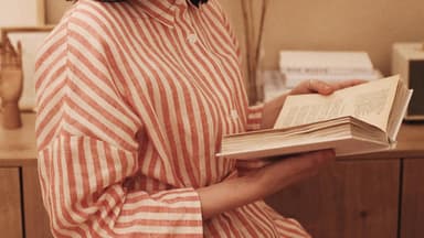 Frau liest Buch