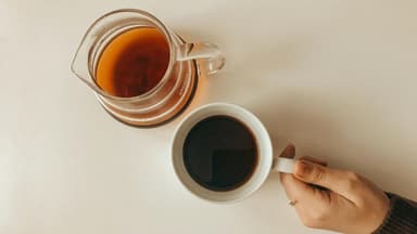 Teekanne und Teetasse.