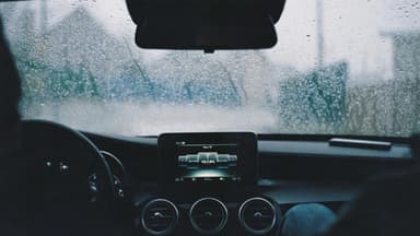 Auto mit feuchter Windschutzscheibe