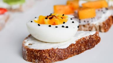 Hartgekochtes Ei auf Brot 