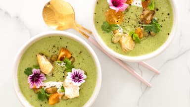 Zwei Schüsseln mit Rosenkohl-Suppe