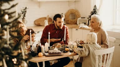 Familie an Weihnachten 