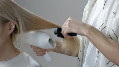 Frau beim Friseur