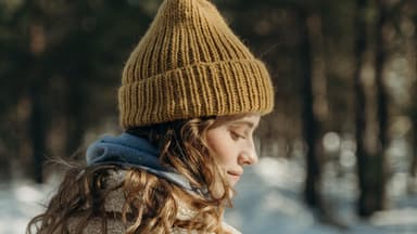 Frau mit Strickmütze