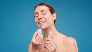 Lipgloss auftragen 