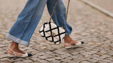 Frau trägt Ballerinas von Chanel
