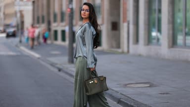 Frau in Satin-Outfit