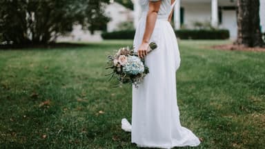Braut in Kleid 
