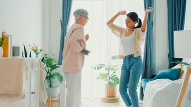 Mutter und Tochter tanzen 