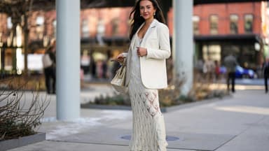 Frau in Häkelkleid und Blazer
