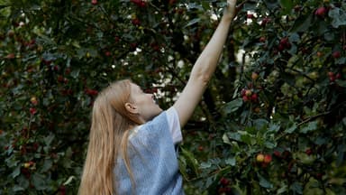 Frau im Garten