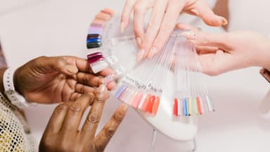 Frau in Nagelstudio