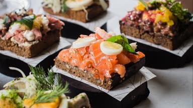 Smörrebrod mit Lachs und Ei 