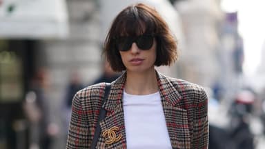 Frau mit Italian Bob in einem eleganten Streetstyle mit Blazer
