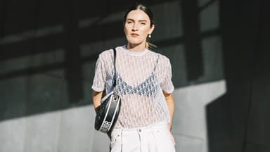Frau trägt weiße Jeans im Streetstyle