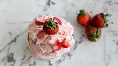 Erdbeereis mit Erdbeeren