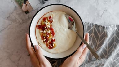 Frühstücks-Bowl mit Früchten und Nüssen.