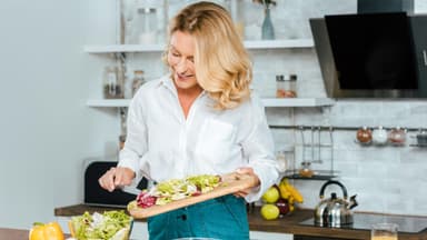 Frau bereitet gesundes Abendessen vor