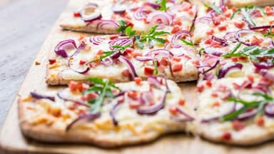Schüttelpizza mit Käse, Speck und Zwiebeln