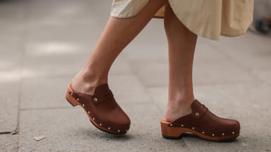 Frau trägt braune Clogs im Streetstyle