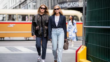 Zwei Frauen in Jeans
