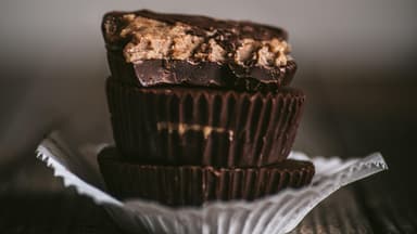 Erdnussbuttercups mit Schokolade