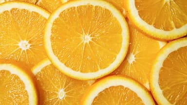 Mehrere Orangenscheiben.