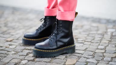 Frau trägt Dr. Martens im Streetstyle