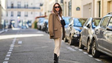 Frau im Streetstyle mit Blazer, Hose und Stiefeln