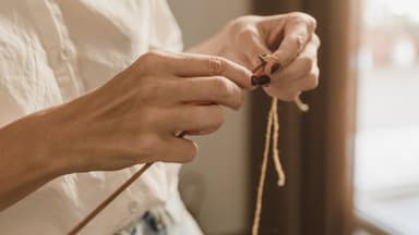 Frau mit Stricknadeln