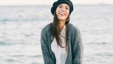 Frau mit gestricktem Seelenwärmer-Cardigan