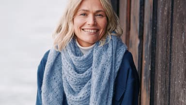 Frau mit gestricktem Dreieckstuch von Lana Grossa