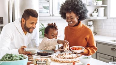 Familie kocht zusammen