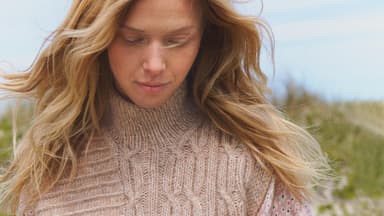 Model im gestrickten Mustermix-Pullunder
