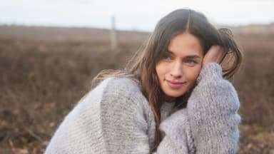Model im Oversize-Pullover von Lana Grossa