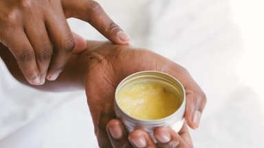 Frau mit Handcreme