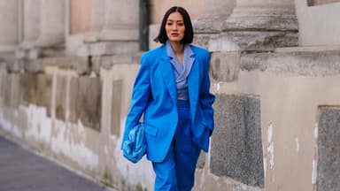 Frau trägt einen blauen Oversized Blazer im Streetstyle.